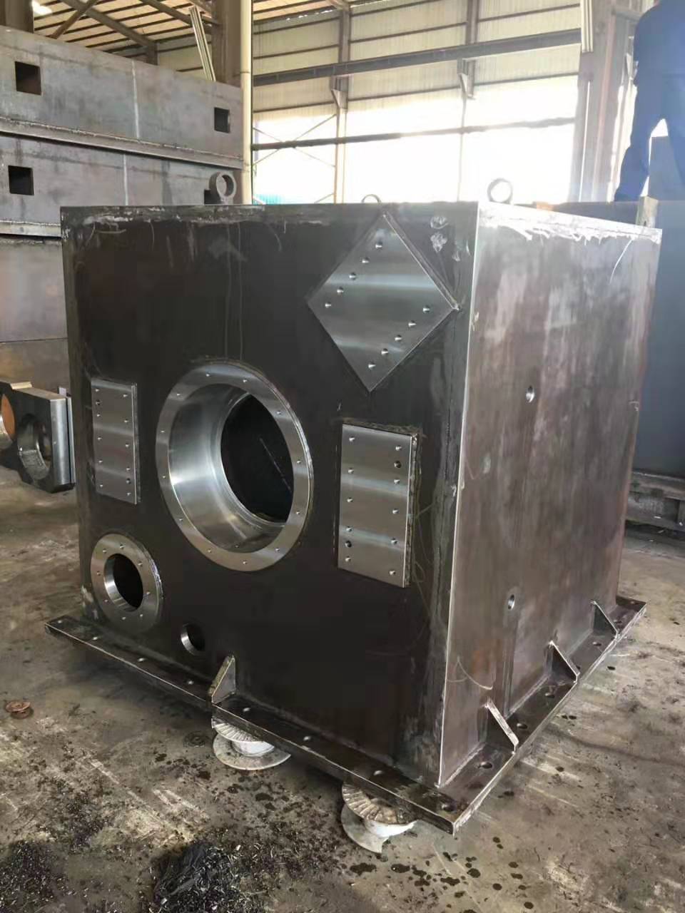 滿滿一車“大型自動化設(shè)備機架”發(fā)貨江蘇